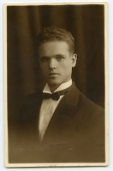 Portret mężczyzny, zdjęcie wykonano w atelier fotograficznym, ul. Sienkiewicza 24, Białystok, 1919-1939 r. Fot. Zakład Fotograficzny Ch. Talińskiego