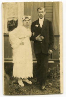 Portret ślubny przed domem, 1919-1939 r. Fot. Zakład Fotograficzny Ch. Talińskiego