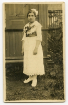 Portret kobiety przed domem, 1919-1939 r. Fot. Zakład Fotograficzny Ch. Talińskiego