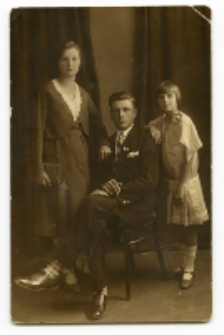 Portret rodzinny, zdjęcie wykonano w atelier fotograficznym, ul. Sienkiewicza 24, Białystok, 1919-1939 r. Fot. Zakład Fotograficzny Ch. Talińskiego