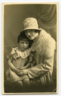 Portret kobiety z chłopcem, zdjęcie wykonano w atelier fotograficznym, ul. Sienkiewicza 24, Białystok, 1919-1939 r. Fot. Zakład Fotograficzny Ch. Talińskiego