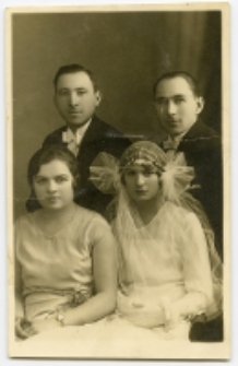 Portret ślubny, zdjęcie wykonano w atelier fotograficznym, ul. Sienkiewicza 24, Białystok, 1919-1939 r. Fot. Zakład Fotograficzny Ch. Talińskiego