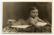 Portret niemowlęcia, zdjęcie wykonano w atelier fotograficznym, ul. Sienkiewicza 24, Białystok, 1919-1939 r. Fot. Zakład Fotograficzny Ch. Talińskiego