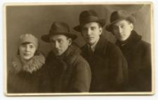 Portret kobiety i trzech mężczyzn, zdjęcie wykonano w atelier fotograficznym, ul. Sienkiewicza 24, Białystok, 1919-1939 r. Fot. Zakład Fotograficzny Ch. Talińskiego