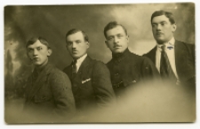 Portret czterech mężczyzn, zdjęcie wykonano w atelier fotograficznym, ul. Sienkiewicza 24, Białystok, 1919-1939 r. Fot. Zakład Fotograficzny Ch. Talińskiego