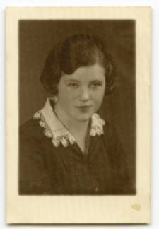 Portret kobiety, zdjęcie wykonano w atelier fotograficznym, ul. Sienkiewicza 24, Białystok, październik1932 r. Fot. Zakład Fotograficzny Ch. Talińskiego