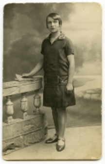 Portret kobiety, zdjęcie wykonano w atelier fotograficznym, ul. Sienkiewicza 20, Białystok, 1919-1939 r. Fot. Zakład Fotograficzny "Van-Dyk"