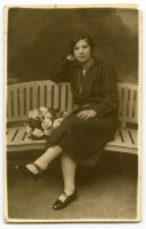 Portret kobiety, zdjęcie wykonano w atelier fotograficznym, ul. Sienkiewicza 20, Białystok, 11 kwiecień 1929 r. Fot. Zakład Fotograficzny "Van-Dyk"