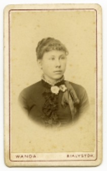Portret kobiety, zdjęcie wykonano w atelier fotograficznym, Białystok, 1880-1889 r. Fot. Zakład Fotograficzny "Wanda"