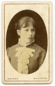 Portret kobiety, zdjęcie wykonano w atelier fotograficznym, Białystok, 1880-1889 r. Fot. Zakład Fotograficzny "Wanda"