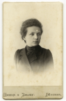 Portret kobiety, zdjęcie wykonano w atelier fotograficznym, ul. Sienkiewicza 12, 14 kwiecień 1902 r. Fot. Zakład Fotograficzny Franza Schmitza i Chaima Zelmana-Jankielewicza