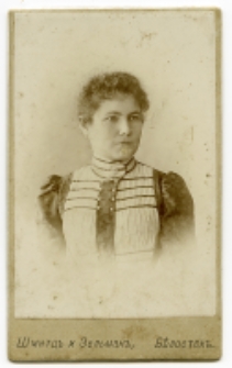 Portret kobiety, zdjęcie wykonano w atelier fotograficznym, ul. Sienkiewicza 12, 23 wrzesień 1901 r. Fot. Zakład Fotograficzny Franza Schmitza i Chaima Zelmana-Jankielewicza