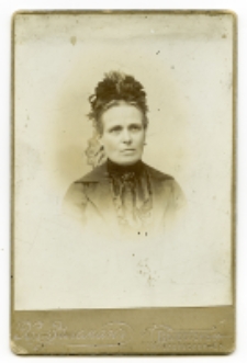 Portret kobiety, zdjęcie wykonano w atelier fotograficznym, ul. Sienkiewicza 12, 1902-1903 r. Fot. Zakład Fotograficzny Chaima Zelmana-Jankielewicza