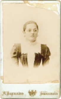 Portret kobiety, zdjęcie wykonano w atelier fotograficznym, ul. Kilińskiego 16, Białystok, 1896-1904 r. Fot. Zakład Fotograficzny Wolfganga A. Bartmanna