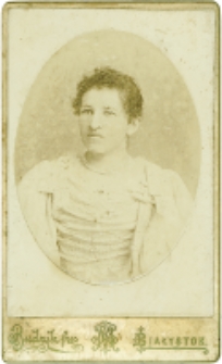 Portret kobiety, zdjęcie wykonano w atelier fotograficznym, ul. Sienkiewicza 18, Białystok, 1888-1915 r. Fot. Zakład Fotograficzny Braci Budryk