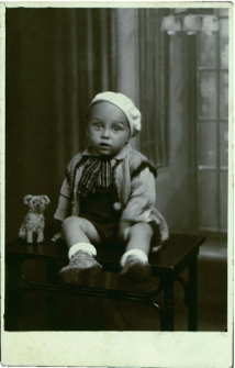 Portret dziecka, zdjęcie wykonano w atelier fotograficznym, ul. Sienkiewicza 16, Białystok, 1934 r. Fot. Zakład Fotograficzny Berko Polskiego