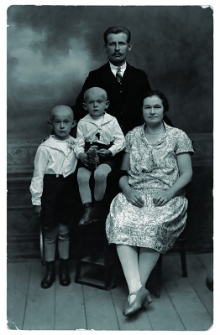 Portret rodzinny, zdjęcie wykonano w atelier fotograficznym, ul. Sienkiewicza 16, Białystok, 1911-1939 r. Fot. Zakład Fotograficzny Berko Polskiego
