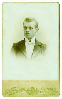 Portret mężczyzny, zdjęcie wykonano w atelier fotograficznym, ul. Lipowa, Białystok, 1896-1912 r. Fot. Zakład Fotograficzny Braci Pumpian