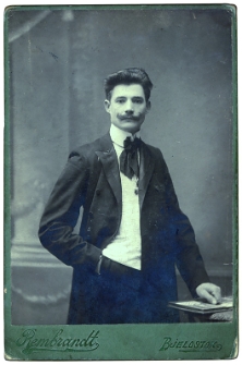 Portret mężczyzny, zdjęcie wykonano w atelier fotograficznym, Białystok, 1897-1919 r. Fot. Zakład Fotograficzny Szymborskich "Rembrandt"