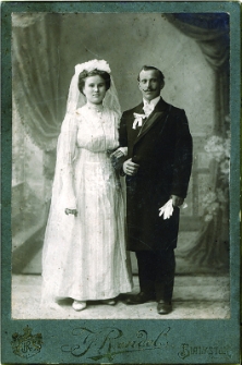 Portret ślubny, zdjęcie wykonano w atelier fotograficznym, ul. Sienkiewicza 12, Białystok, 1903-1939 r. Fot. Zakład Fotograficzny Izraela Rendela