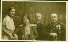 Portret rodzinny, zdjęcie wykonano w atelier fotograficznym, ul. Częstochowska 9, Białystok, 1919-1939 r. Fot. Zakład Fotograficzny Sołowiejczyków
