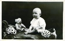 Portret niemowlęcia, zdjęcie wykonano w atelier fotograficznym, ul. Lipowa 27, Białystok, 15 czerwiec 1939 r. Fot. Zakład Fotograficzny Szymborskich