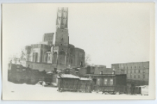 Dom drewniany, w tle kościół św. Rocha, ul. Dąbrowskiego (obecna ul. Abramowicza), róg ul. Stalina (obecnie ul. Lipowa), Białystok, 1945-1969 r. Fot. Zenon Miecielski