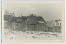 Zniszczony dom drewniany, ul. Nowy Świat 30, Białystok, 1945-1969 r. Fot. Zenon Miecielski