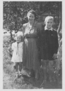 W ogrodzie przy ul. Wiktorii 3 i 3a, Białystok, sierpień 1953 r.