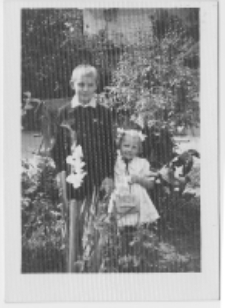 W ogrodzie przy ul. Wiktorii 3 i 3a, Białystok, sierpień 1953 r.