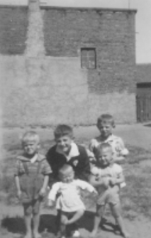 Dzieci podczas zabawy na podwórku, os. Bojary, Białystok, XX w.