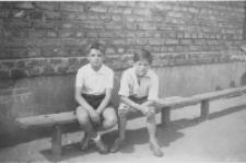 Chłopcy przed Szkołą Podstawową Nr 5, ul. Kamienna 15, Białystok, 1959 r.
