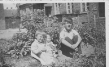 W ogrodzie przed domem, ul. Modlińska 8, Białystok, 1954 r.