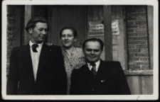 Zdjęcie rodzinne przed domem, Modlińska 8, Białystok, 1957 r.