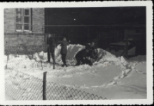 Bitwa na śnieżki, w tle Fabryka Tytoniu, ul. Modlińska 8, Białystok, lata 50. - 60. XX w.