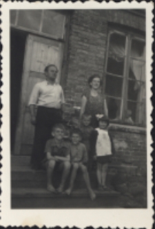 Zdjęcie rodzinne na schodach domu, ul. Modlińska 8, Białystok, 1963 r.