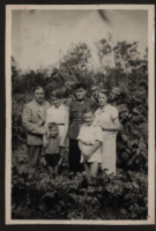 Zdjęcie rodzinne w ogrodzie, ul. Słonimska, Białystok, druga połowa lat 50. XX w.