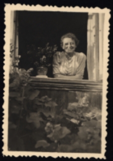 Kobieta w oknie, ul. Słonimska, Białystok, druga połowa lat 50. XX w.
