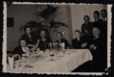 Spotkanie rodzinne, ul. Słonimska, Białystok, druga połowa lat 50. XX w.