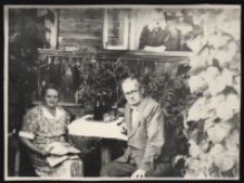 Przed domem, ul. Słonimska, Białystok, druga połowa lat 50. XX w.