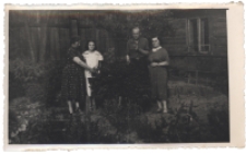W ogrodzie przed domem, ul. Kraszewskiego 10, Białystok, lata 50. - 60. XX w.