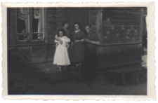 Przed wejściem do domu, ul. Kraszewskiego 10, Białystok, lata 50. - 60. XX w.