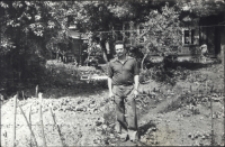 W ogrodzie przed domem, ul. Sobieskiego 16, Białystok, XX w.