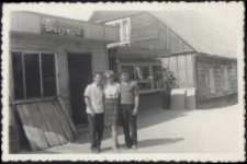 Przed sklepem, ul. Sienkiewicza, Białystok, XX w.