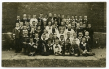 Zdjęcie grupowe po uroczystości I Komunii Świętej przy kościele pw. WNMP, Rynek Kościuszki, Białystok, 1929 r. Fot. Zakład Fotograficzny Izraela Rendela