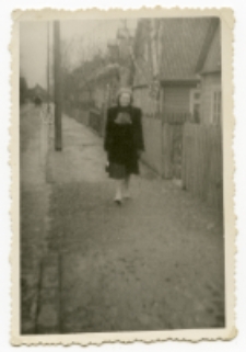 Kobieta przed posesją domu, ul. Koszykowa 17, Białystok, 1948-1950 r.