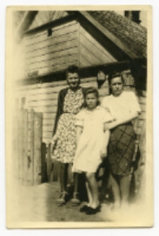 Trzy dziewczynki przed domem, ul. Koszykowa 17, Białystok, pierwsza połowa lat 40. XX w.