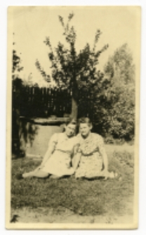 Dwie dziewczynki w ogrodzie, ul. Koszykowa 19, Białystok, lata 40. XX w.