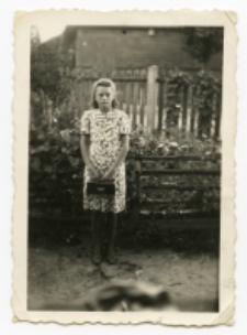 Kobieta w ogrodzie, ul. Koszykowa 17, Białystok, lata 40. XX w.