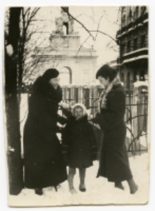 Kobiety i dziewczynka na spacerze, w tle brama Pałacu Branickich oraz Hotel Ritz, Białystok, 11 styczeń 1938 r. Fot. Zakład Fotograficzny "Foto-Film"